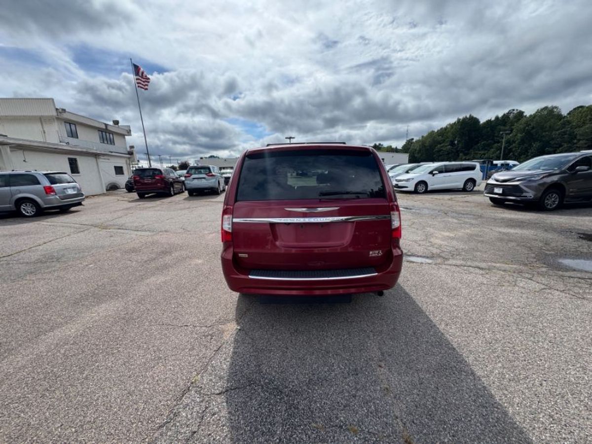  Chrysler Town and Country image number 1