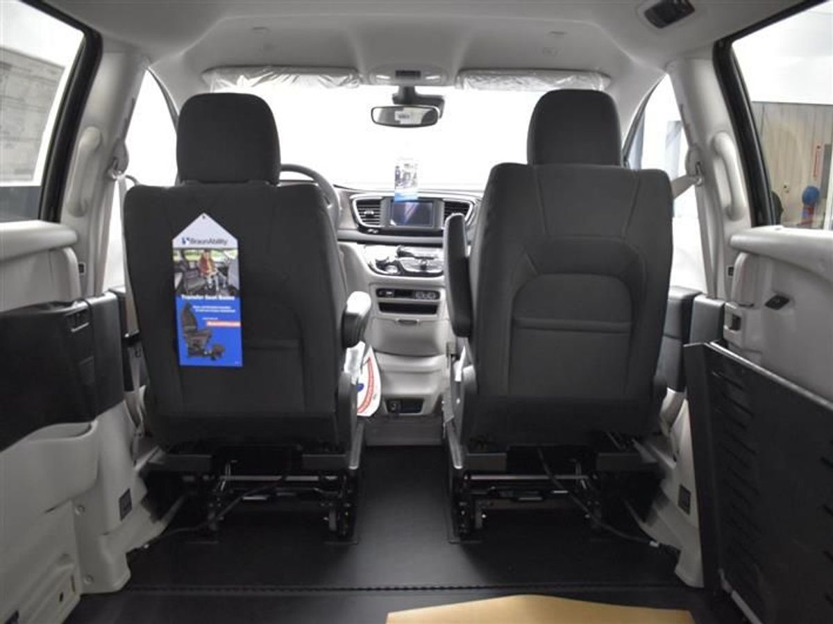 Black Chrysler Voyager image number 19