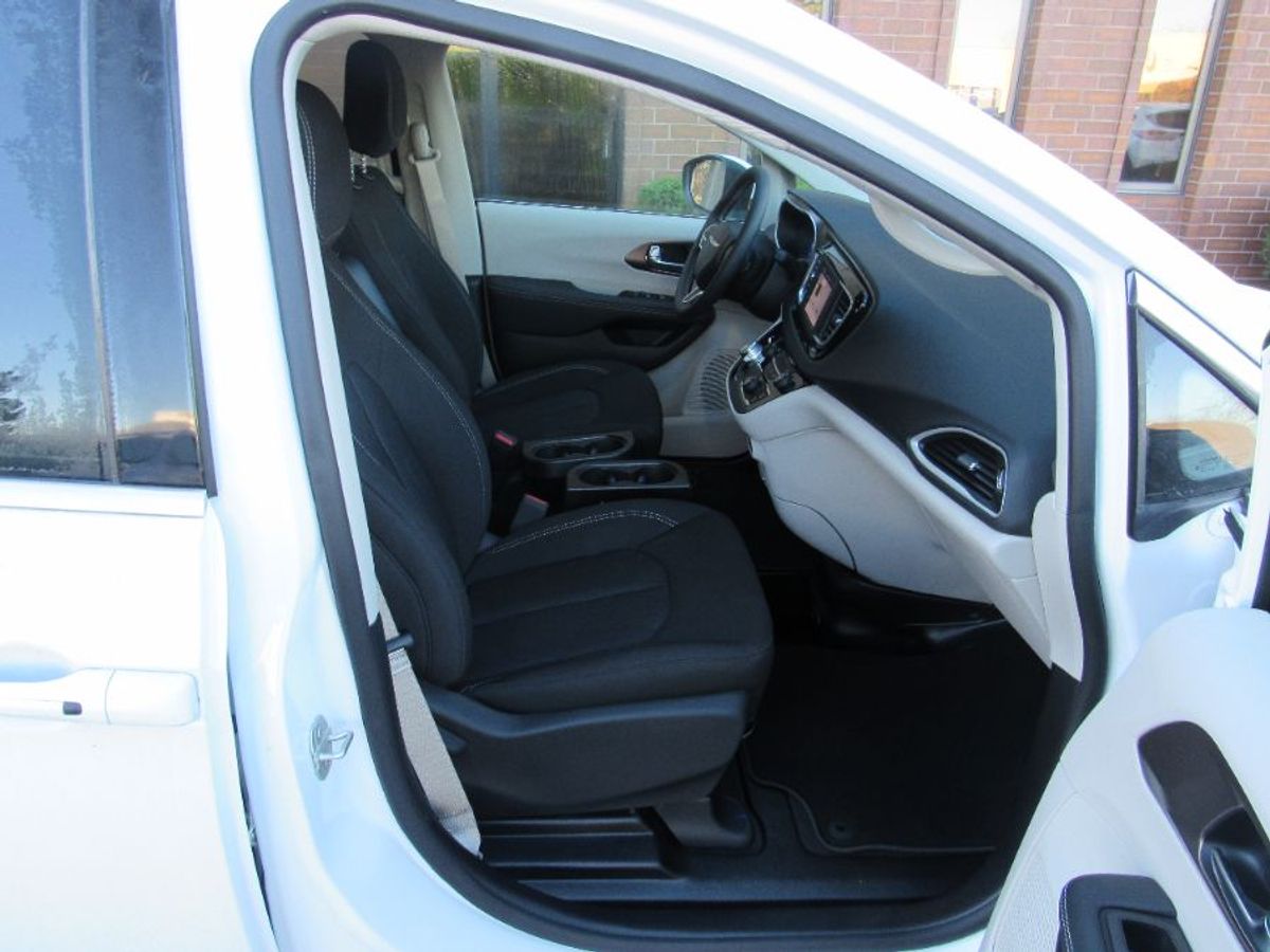 White Chrysler Voyager image number 7