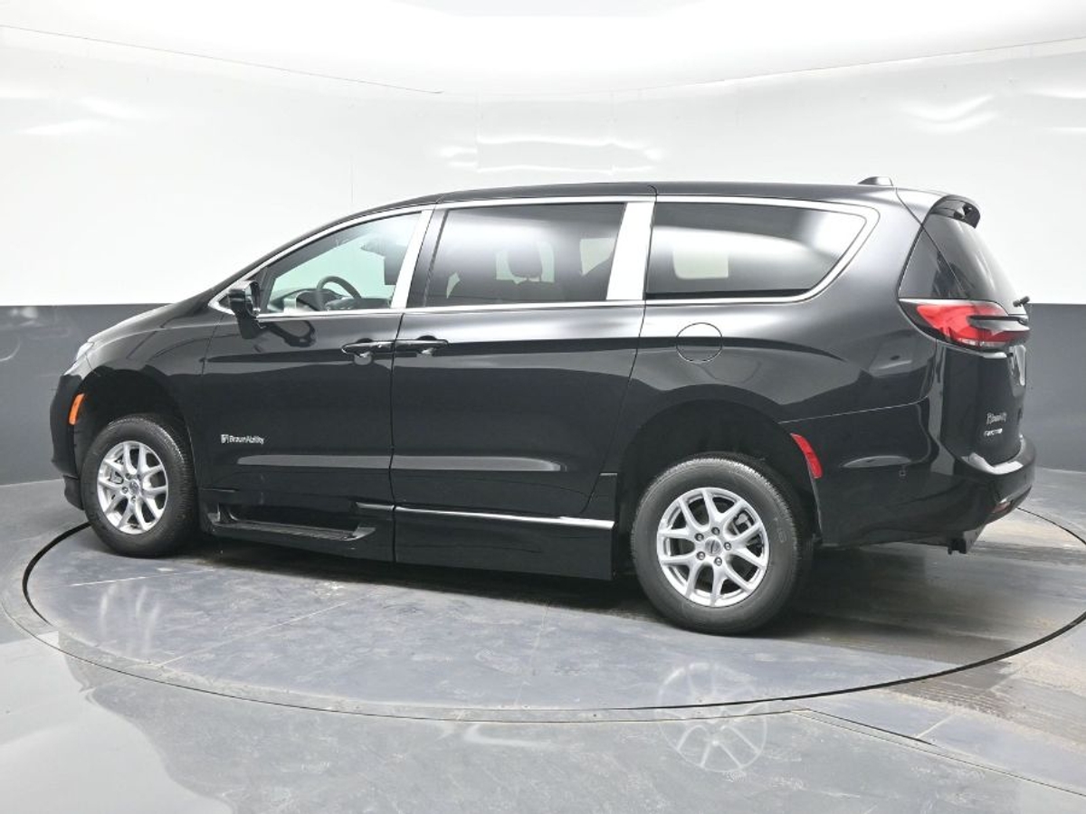 Black Chrysler Pacifica image number 3