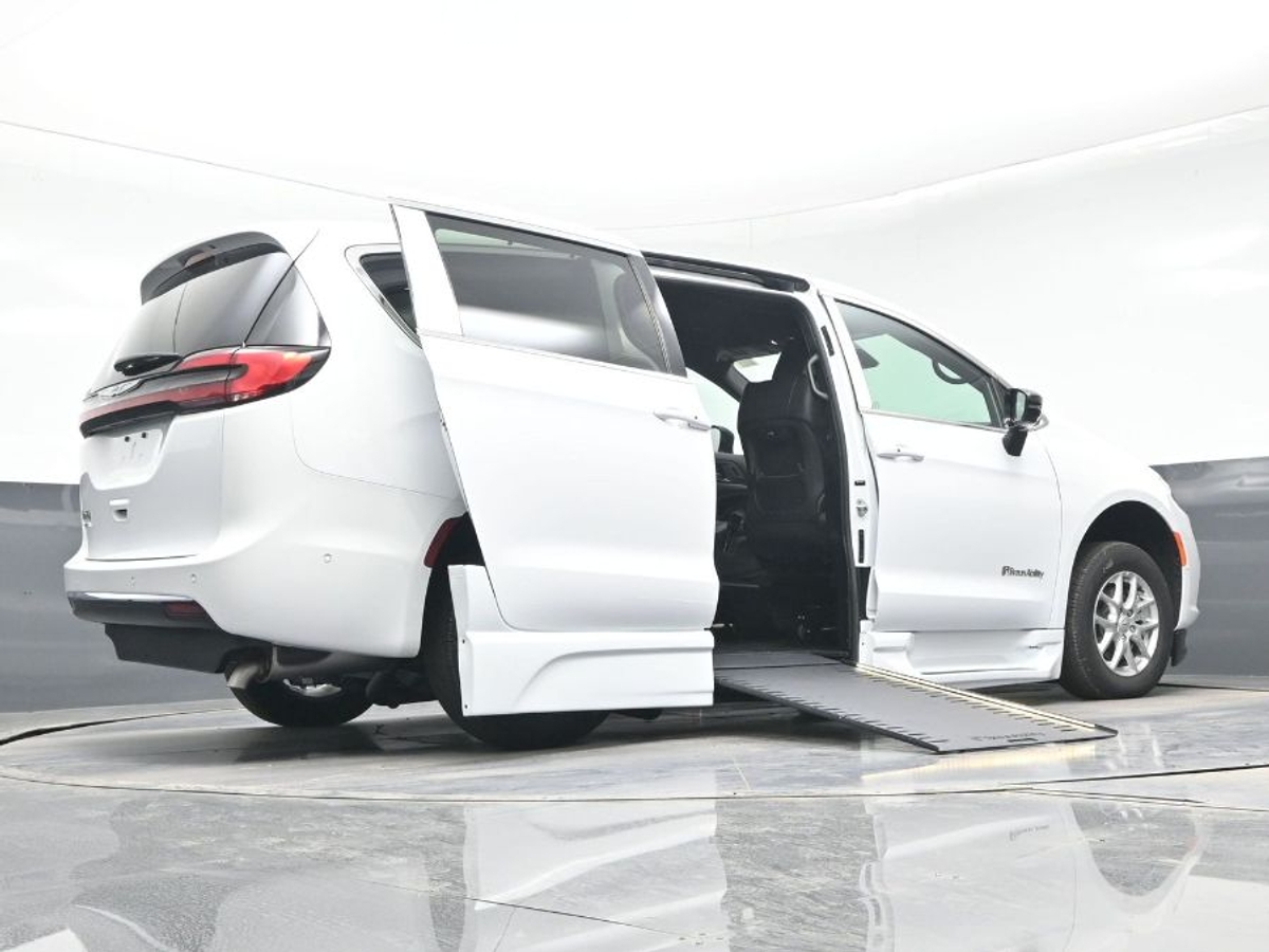 White Chrysler Pacifica image number 21