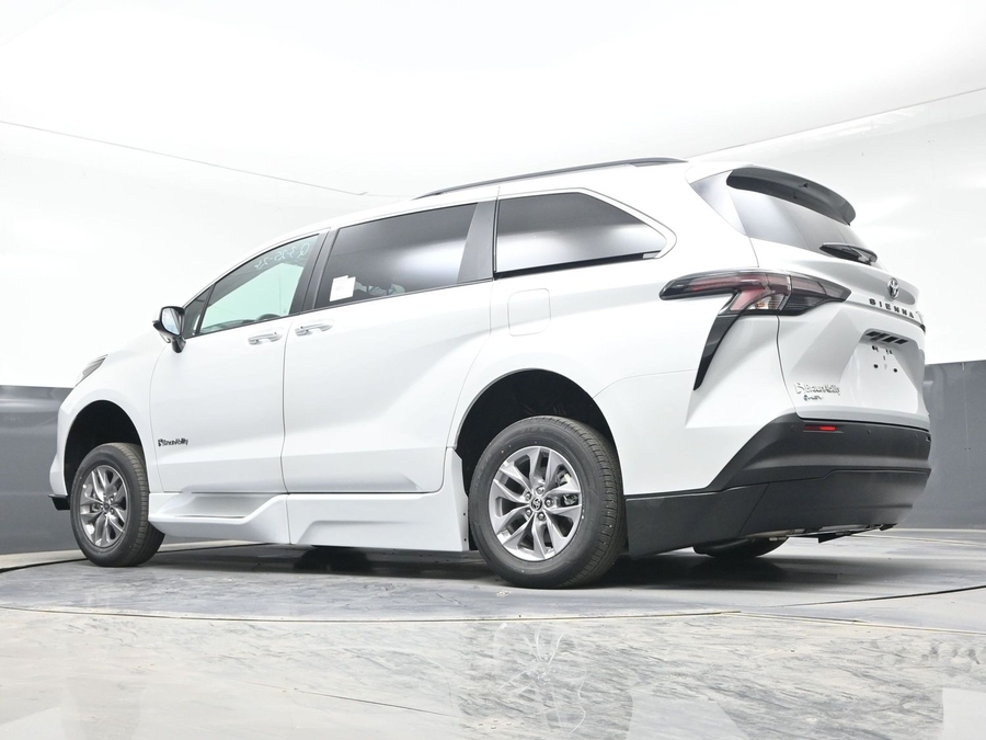 New 2026 Toyota Sienna Hybrid XLE Base - BraunAbility Side Entry In Floor Automatic Ramp
