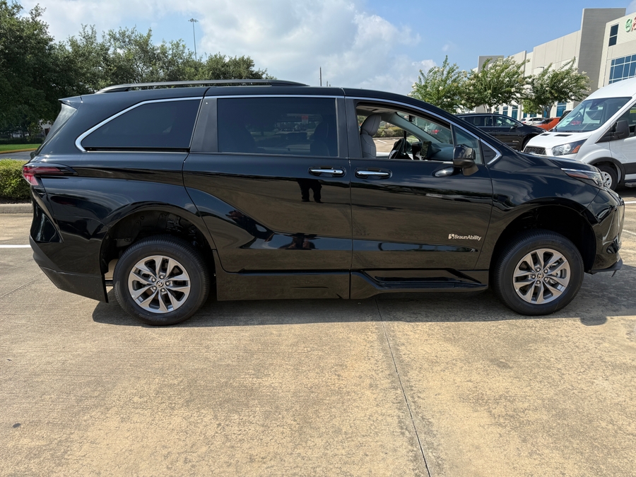 Black Toyota Sienna image number 1