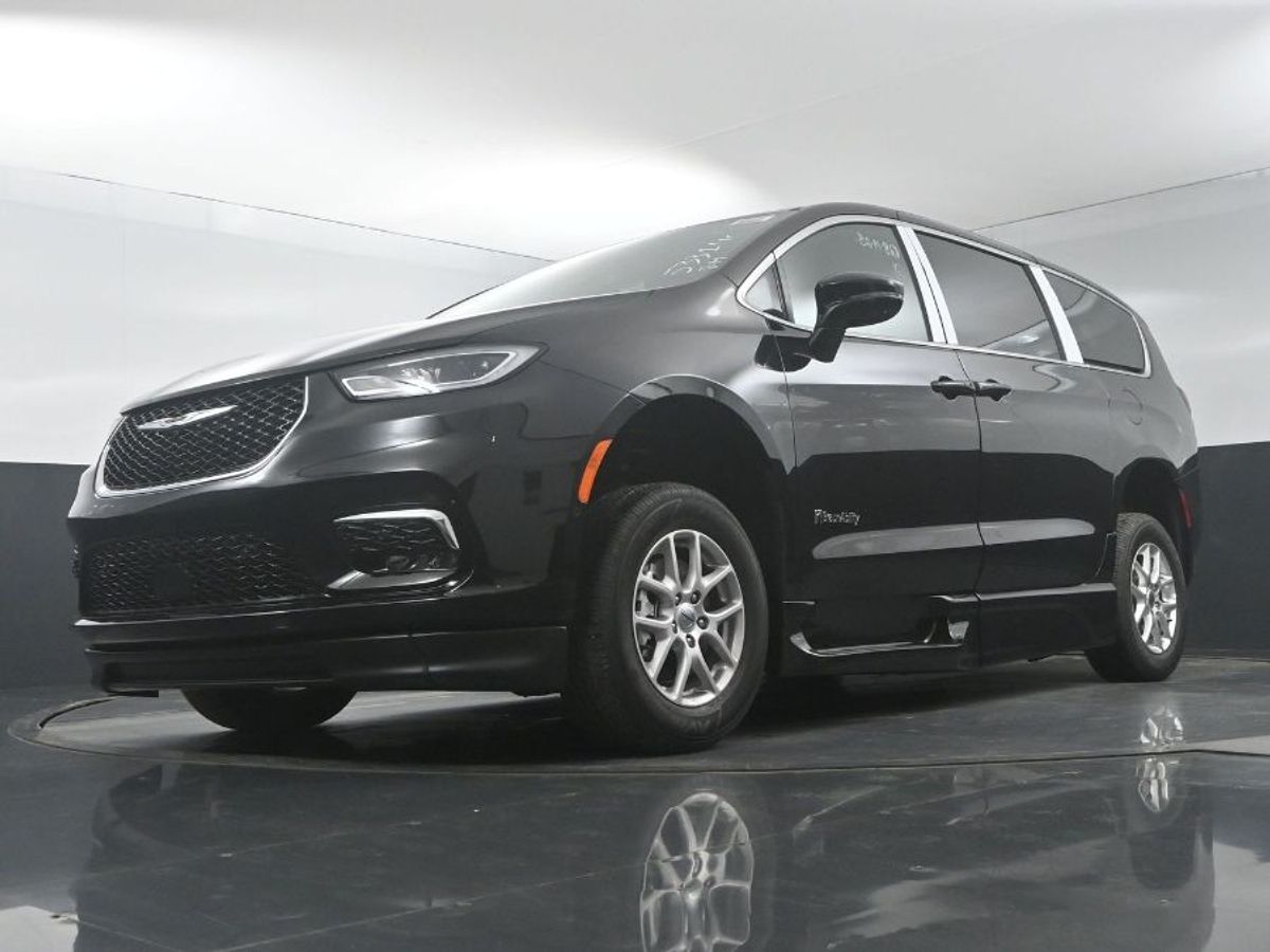 Black Chrysler Pacifica image number 19