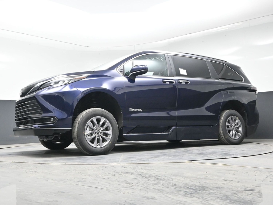 New 2026 Toyota Sienna Hybrid XLE Base - BraunAbility Side Entry Entry Fold Out Automatic Ramp