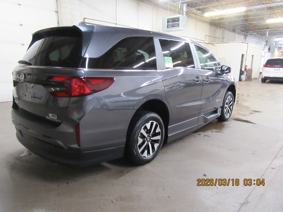 Grey Honda Odyssey image number 37