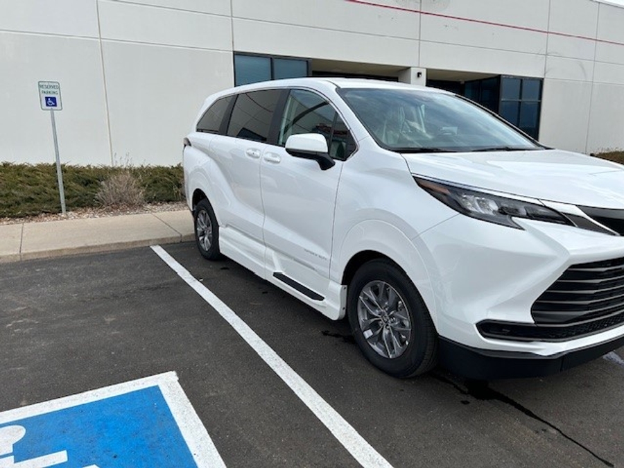 New 2025 Toyota Sienna Hybrid LE AWD - Vantage Mobility Commercial Side Entry Entry In Floor Manual Ramp