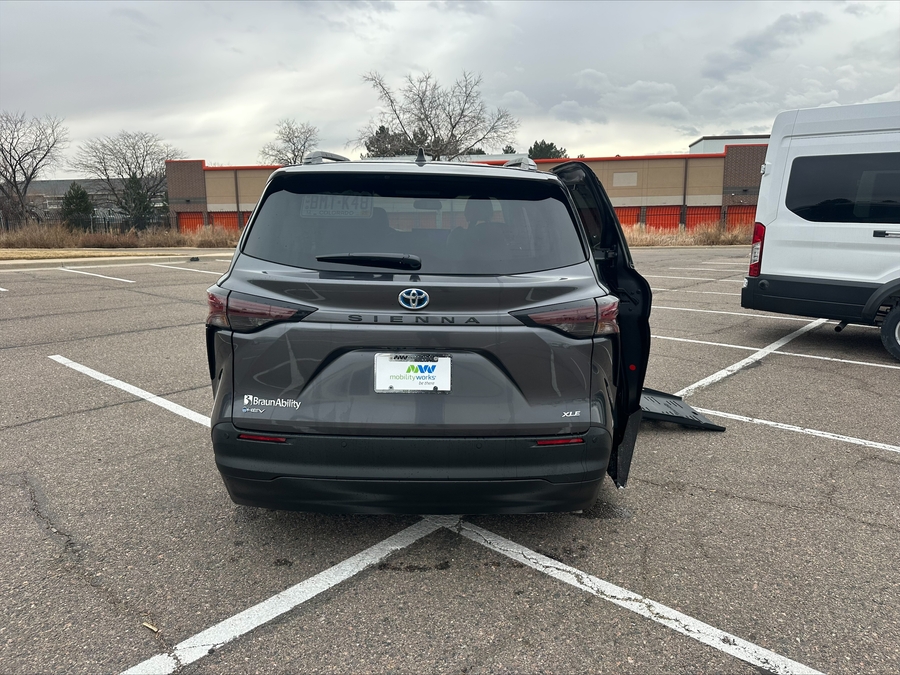 Grey Toyota Sienna image number 23