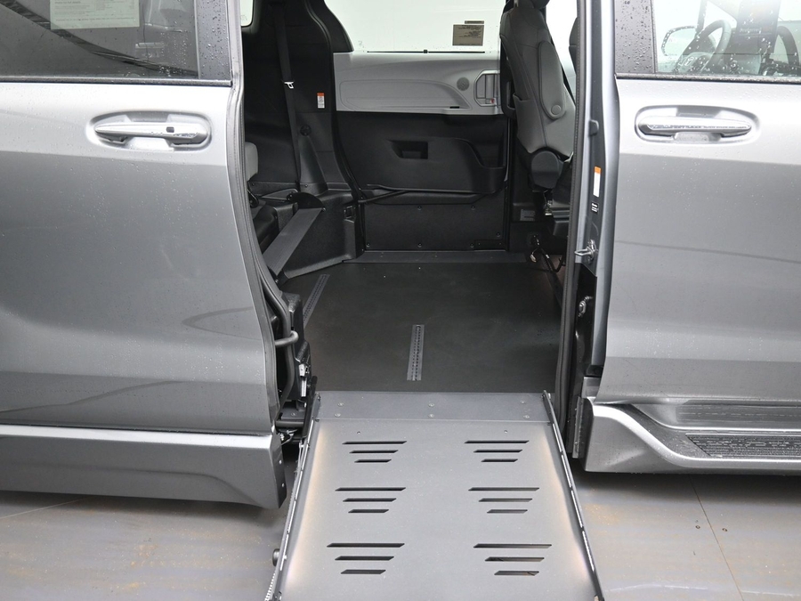 Grey Toyota Sienna image number 10