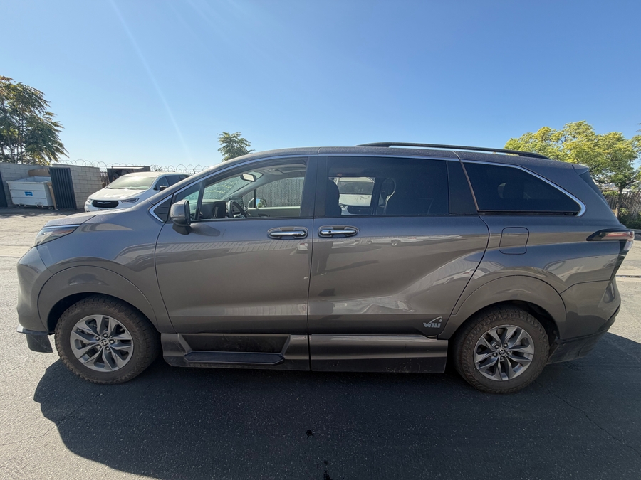 Grey Toyota Sienna image number 6