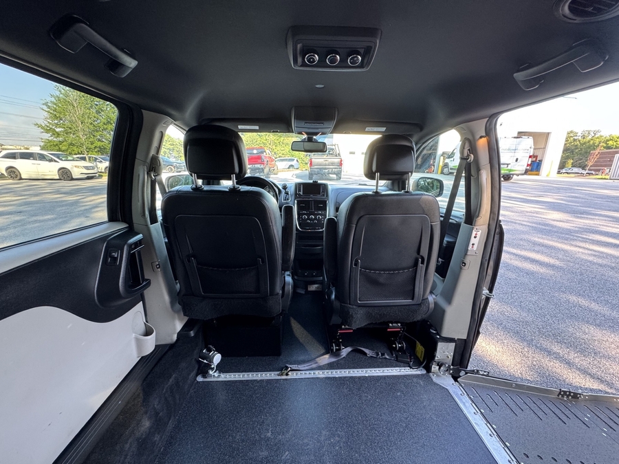 Grey Dodge Grand Caravan image number 7