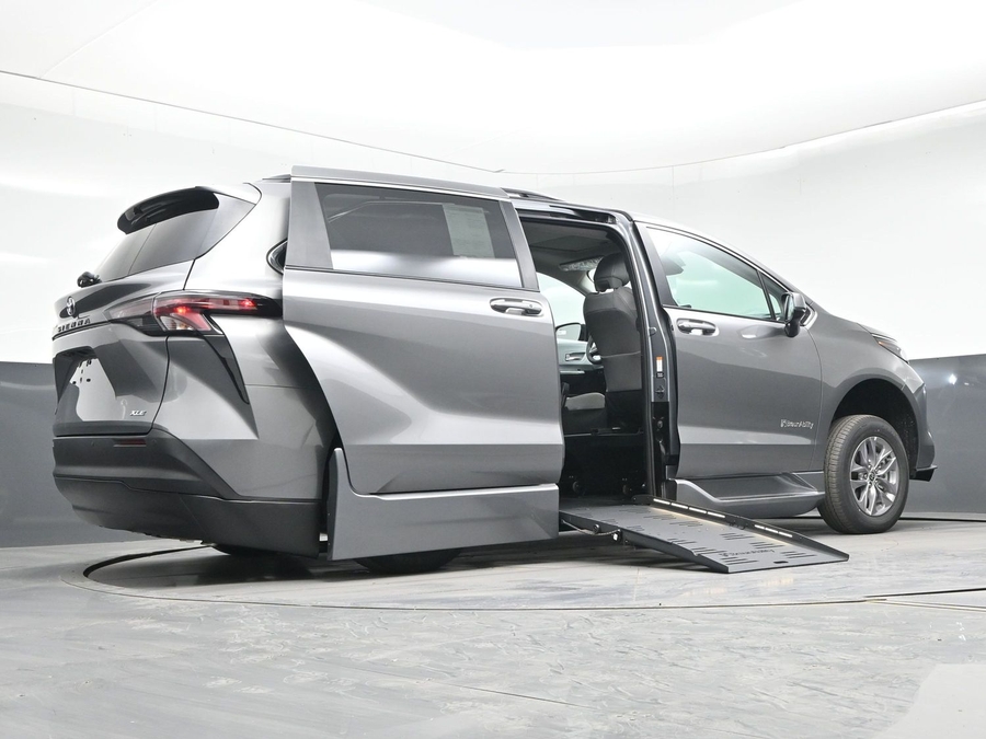 Grey Toyota Sienna image number 20