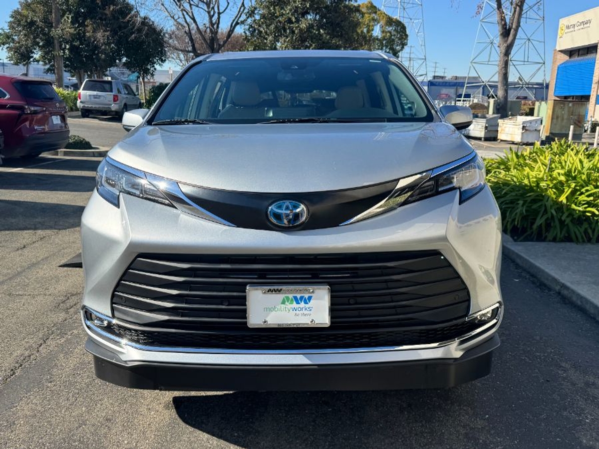 Silver Toyota Sienna image number 1