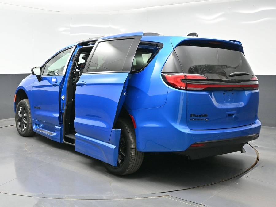 New 2026 Chrysler Pacifica Select Sport - BraunAbility Side Entry Entry Fold Out Automatic Ramp