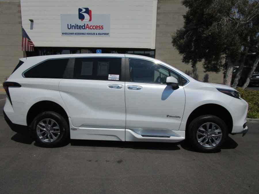 New 2025 Toyota Sienna Hybrid XLE Base - BraunAbility Side Entry Entry Fold Out Automatic Ramp