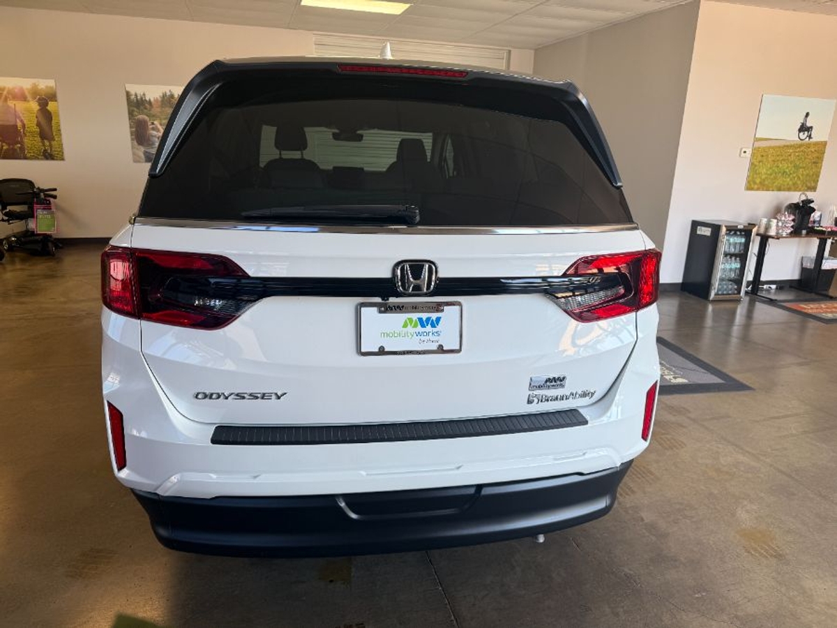White Honda Odyssey image number 4