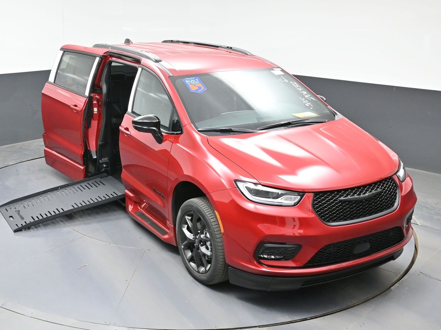 Red Chrysler Pacifica image number 22