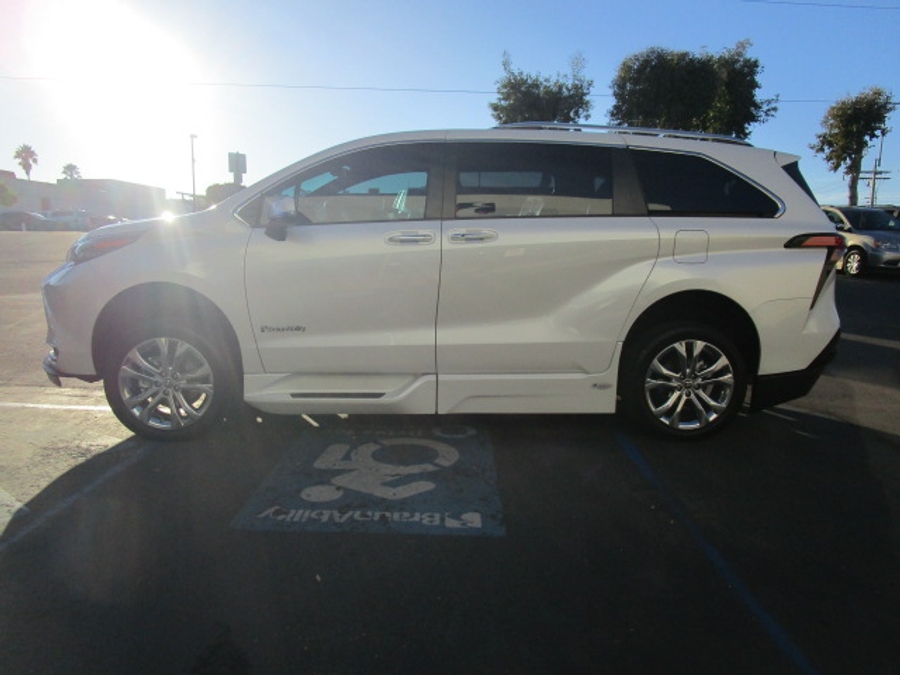Used 2024 Toyota Sienna Hybrid Platinum - BraunAbility Side Entry Entry Fold Out Automatic Ramp