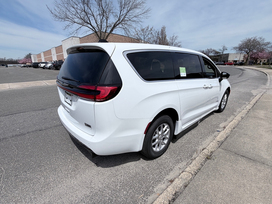 White Chrysler Pacifica image number 6