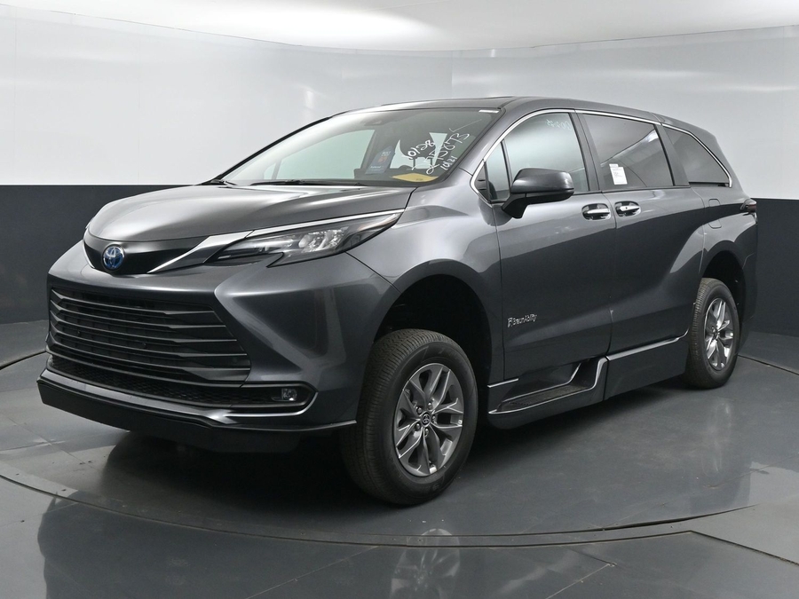 New 2025 Toyota Sienna Hybrid XLE Base - BraunAbility Side Entry Entry Fold Out Automatic Ramp
