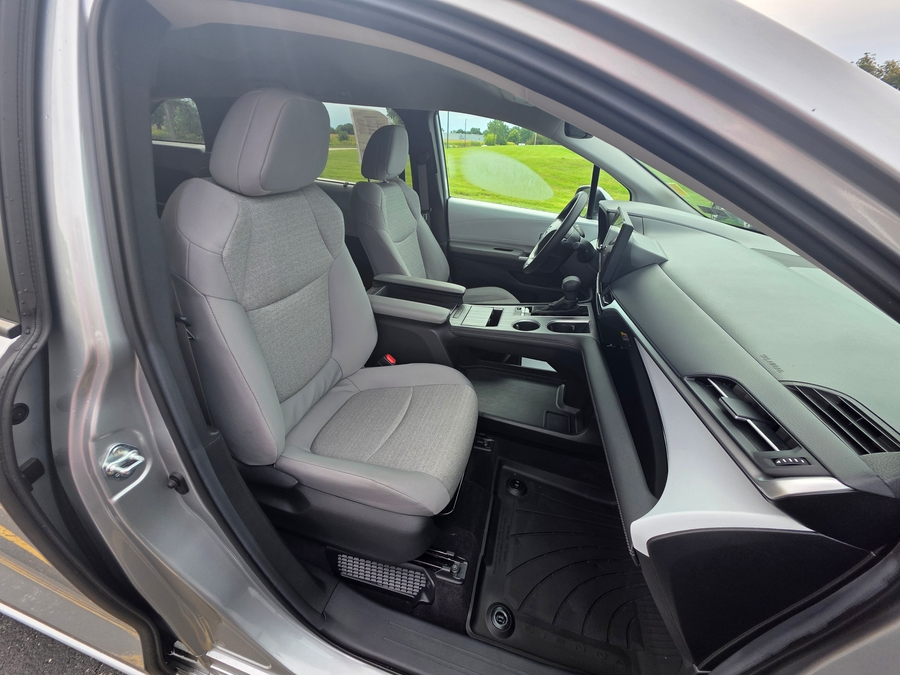 Celestial Silver Toyota Sienna image number 14