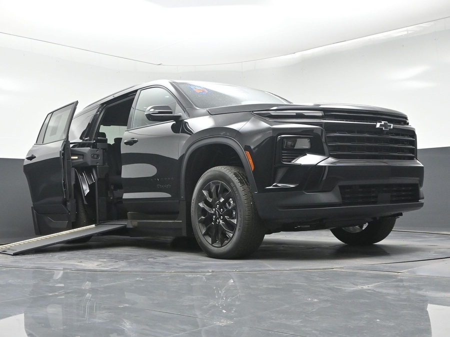 New 2026 Chevrolet Traverse 1LT Midnight - BraunAbility Side Entry In Floor Automatic Ramp