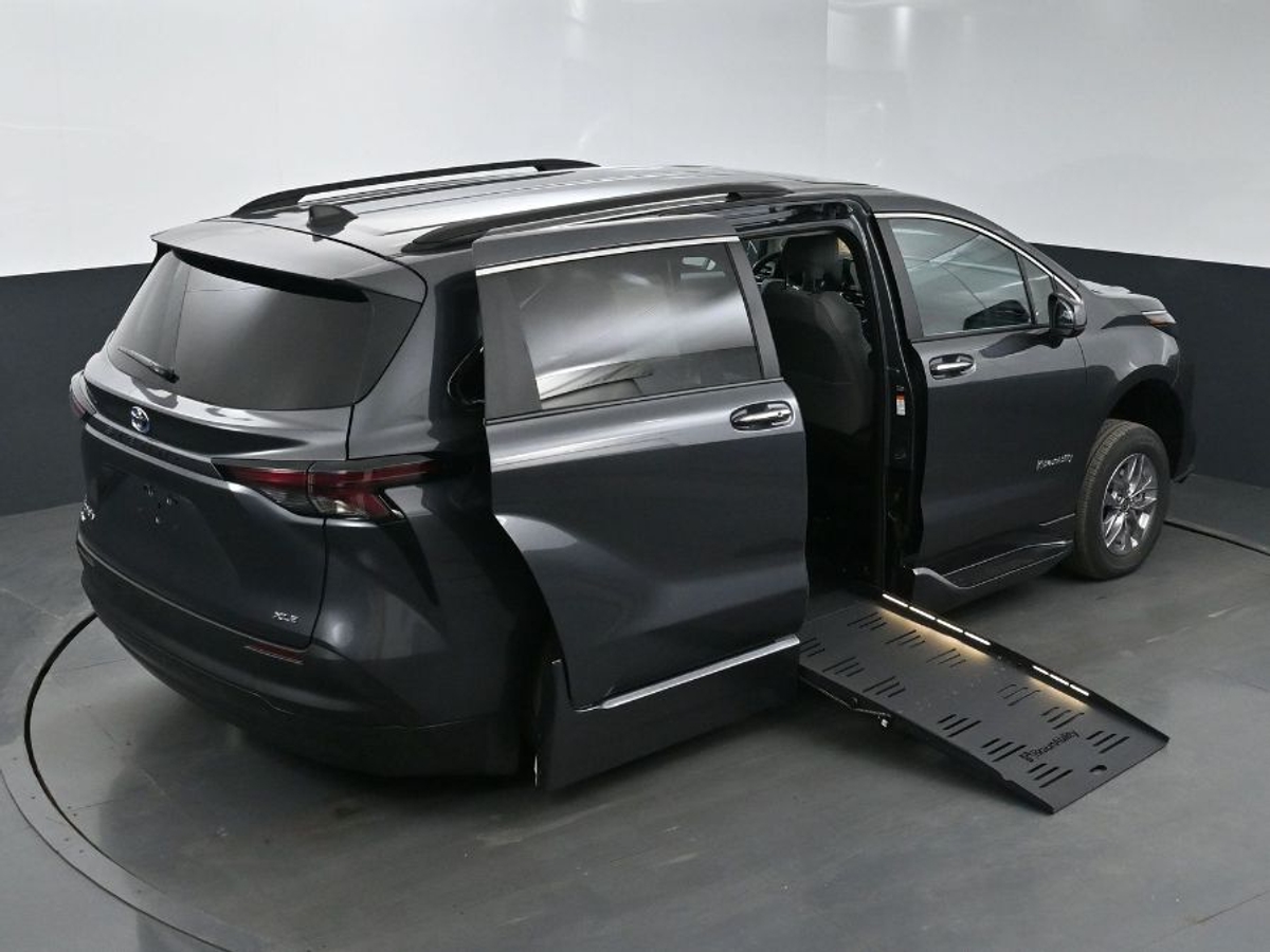2025 TOYOTA SIENNA - Image 25