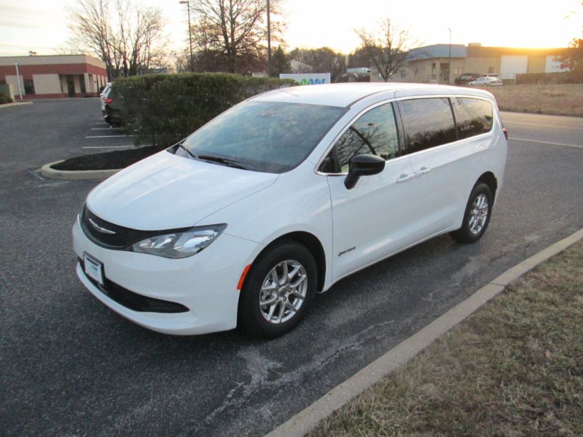 White Chrysler Voyager image number 2