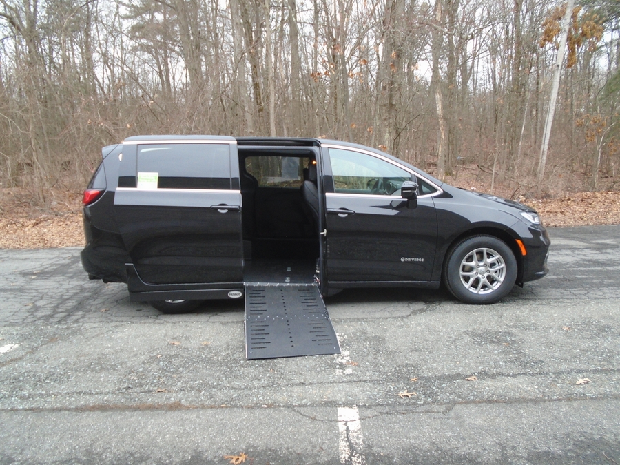 Black Chrysler Pacifica image number 2