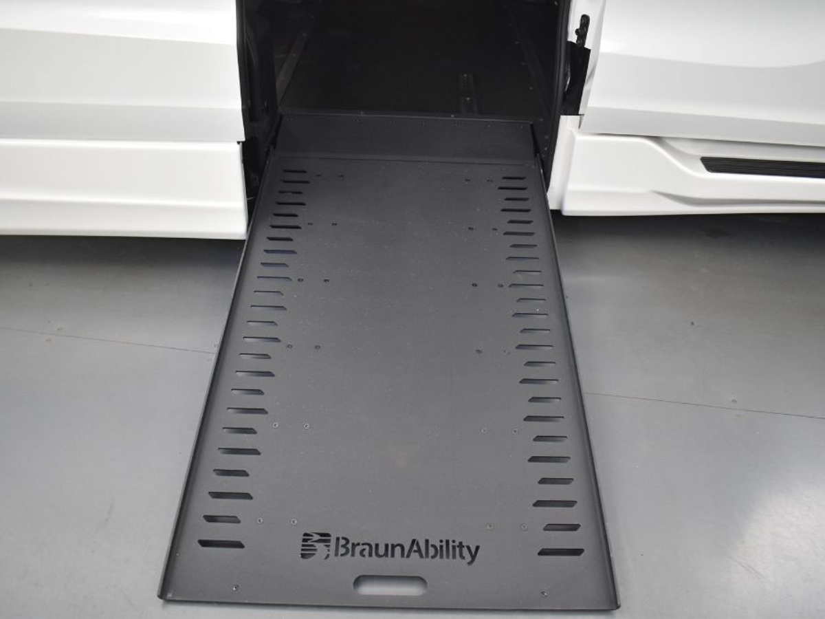 White Honda Odyssey image number 10