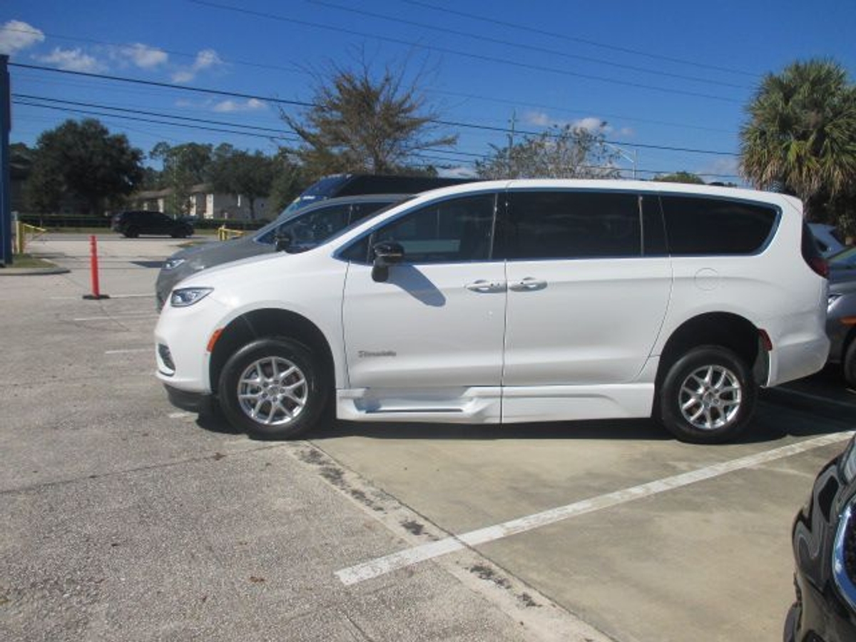 2025 CHRYSLER PACIFICA - Image 4