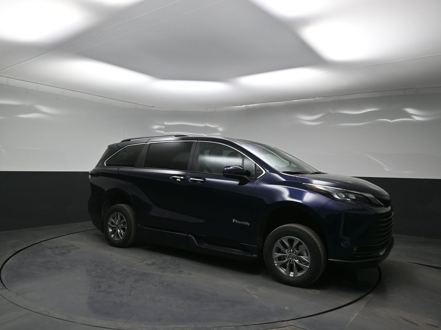 New 2026 Toyota Sienna Hybrid XLE Base - BraunAbility Side Entry Entry Fold Out Automatic Ramp