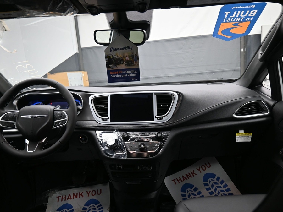 White Chrysler Pacifica image number 12