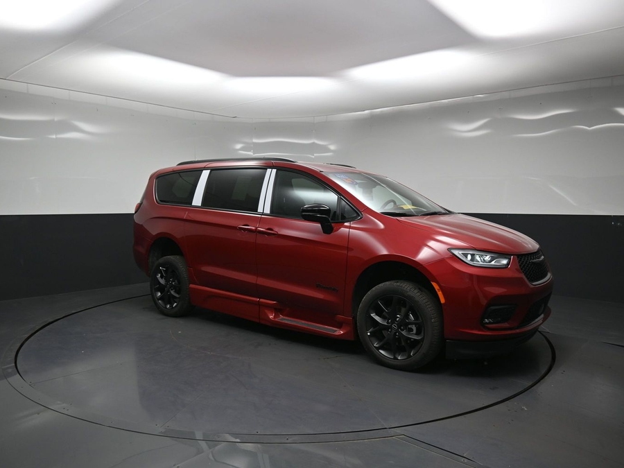 New 2026 Chrysler Pacifica Select Sport - BraunAbility Side Entry In Floor Automatic Ramp