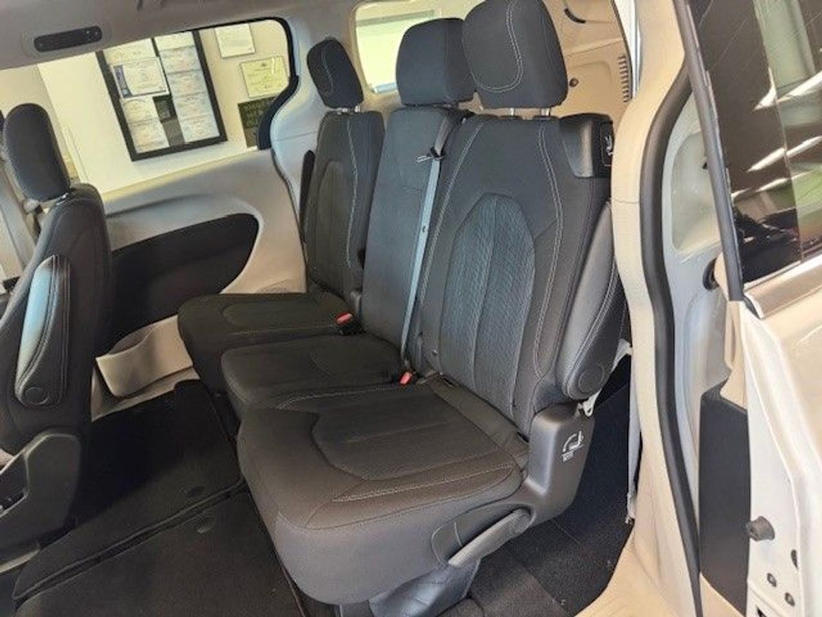 White Chrysler Voyager image number 24