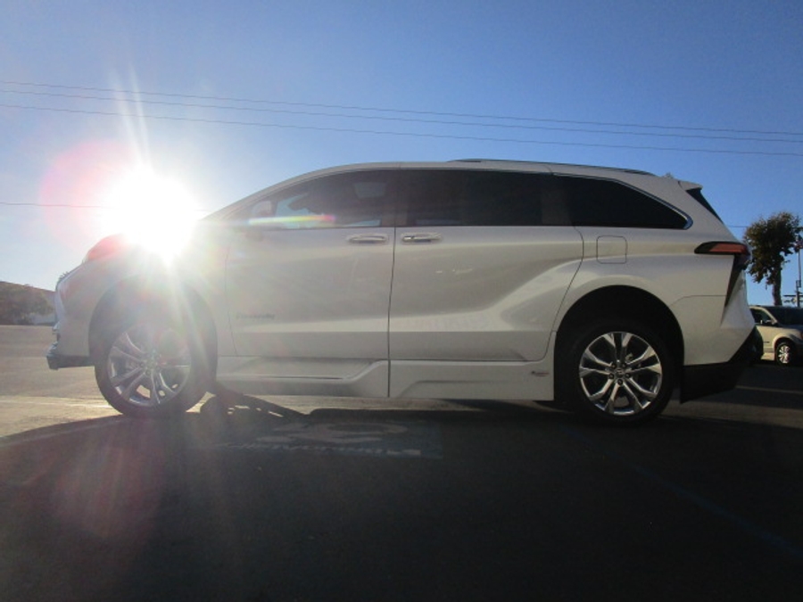 Used 2024 Toyota Sienna Hybrid Platinum - BraunAbility Side Entry Entry Fold Out Automatic Ramp