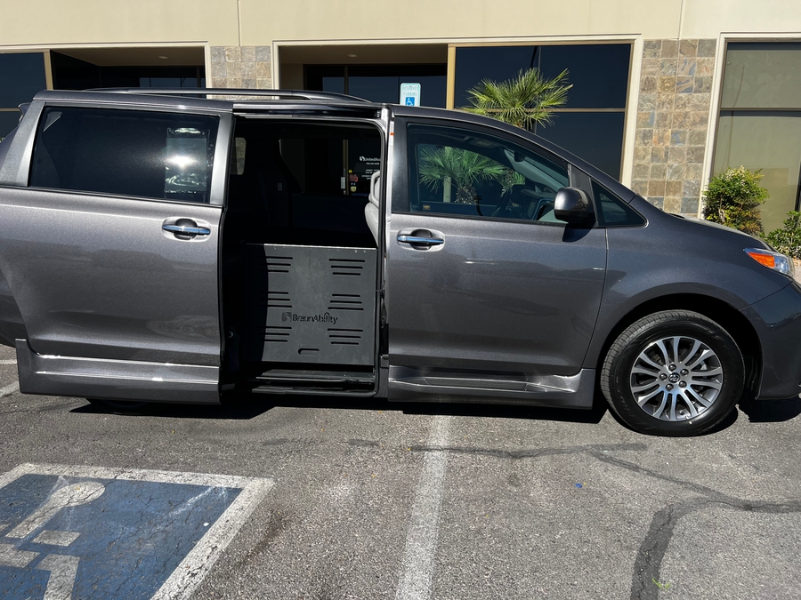 Used 2018 Toyota Sienna XLE NY - BraunAbility Side Entry Entry Fold Out Automatic Ramp