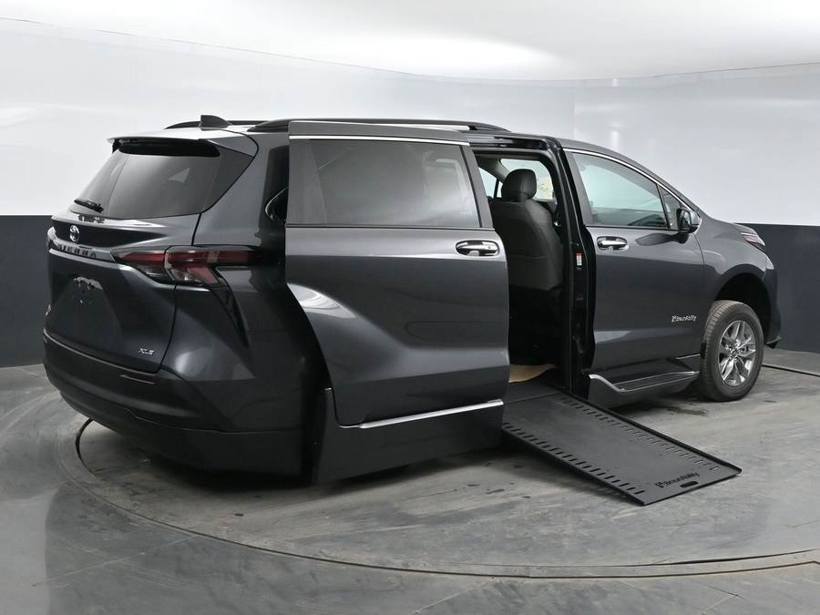 New 2025 Toyota Sienna Hybrid XLE Plus - BraunAbility Side Entry Entry In Floor Automatic Ramp