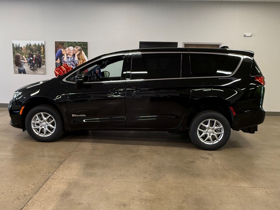 Número de imagen Chrysler Pacifica negro 8