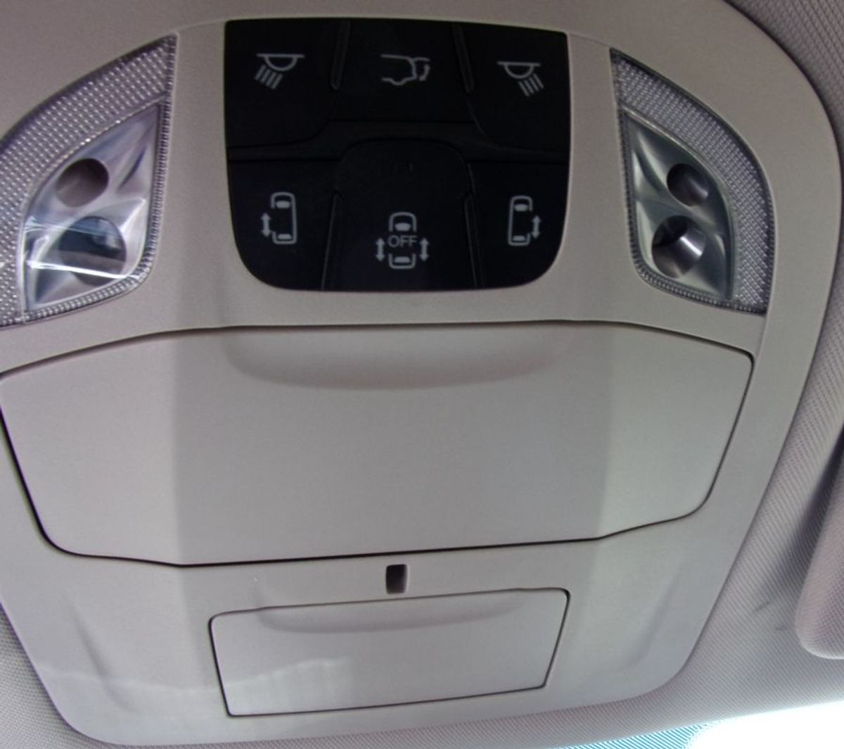 White Chrysler Voyager image number 12