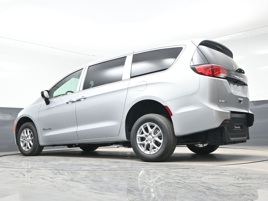 Silver Chrysler Voyager image number 22