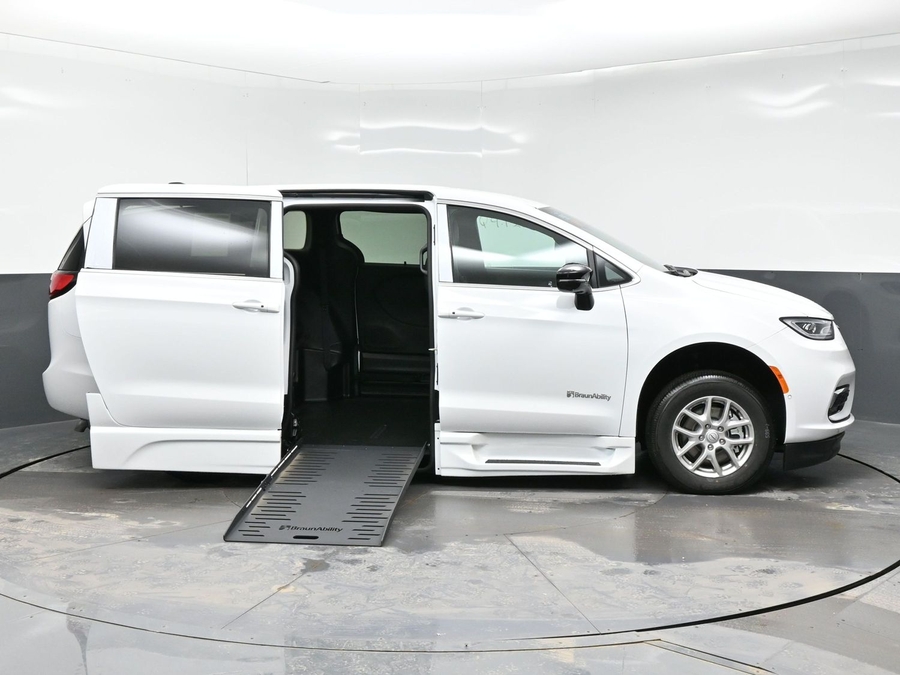 White Chrysler Pacifica image number 7