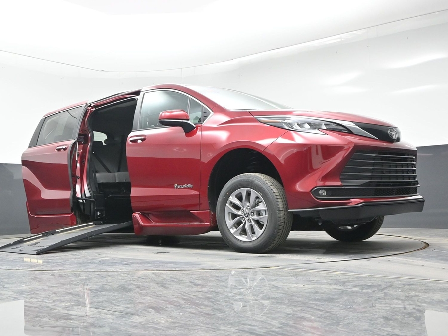 Red Toyota Sienna image number 15