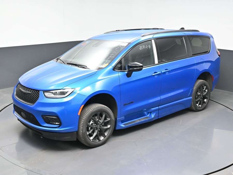 New 2026 Chrysler Pacifica Select Sport - BraunAbility Side Entry Entry Fold Out Automatic Ramp