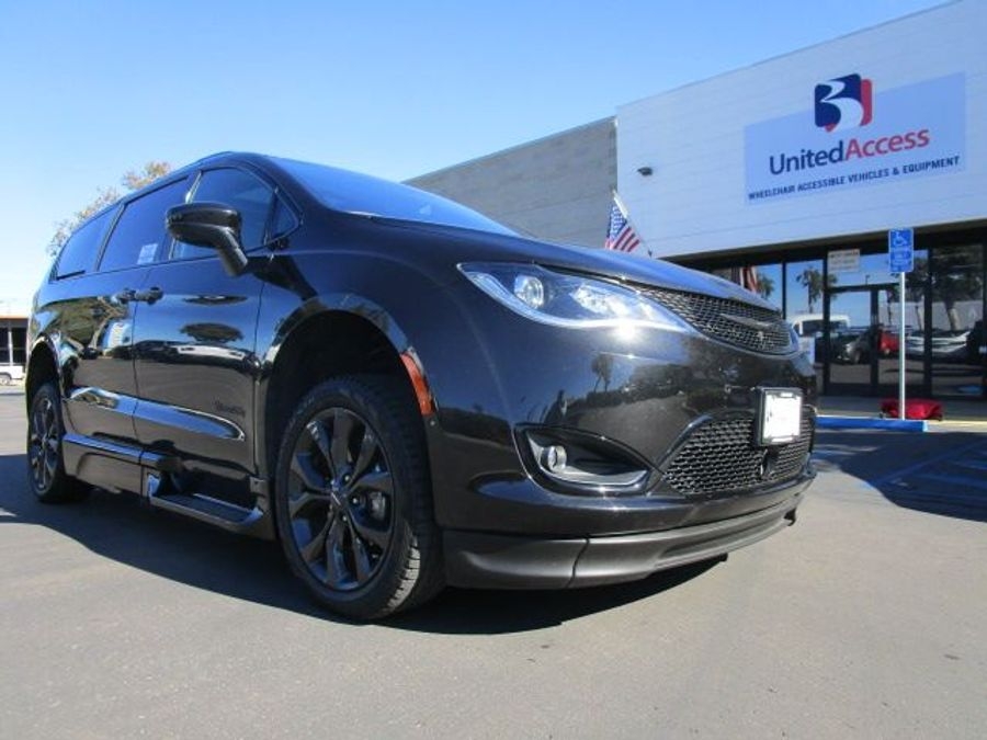 Used 2020 Chrysler Pacifica Touring L - BraunAbility Side Entry Entry Fold Out Automatic Ramp