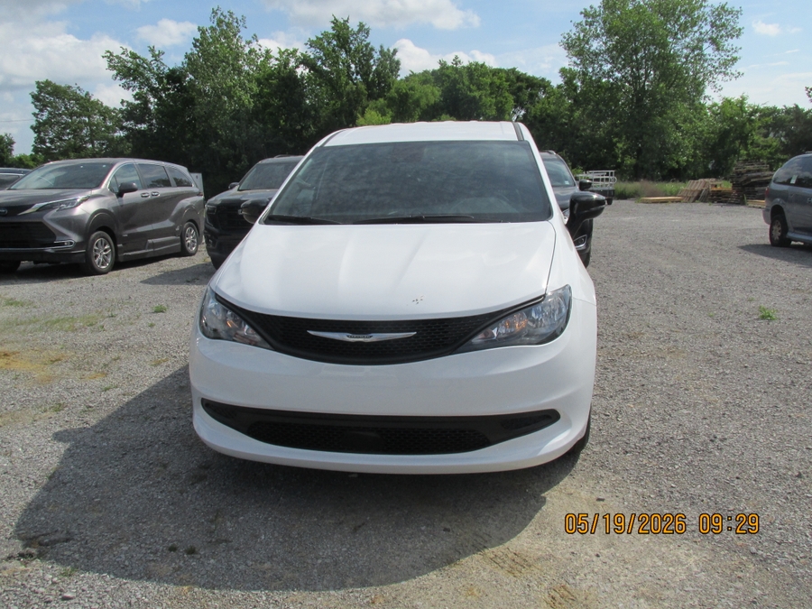 White Chrysler Voyager image number 3