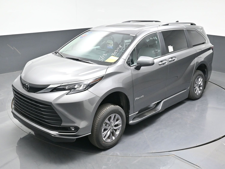 Grey Toyota Sienna image number 20