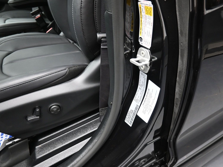 Black Chrysler Pacifica image number 13