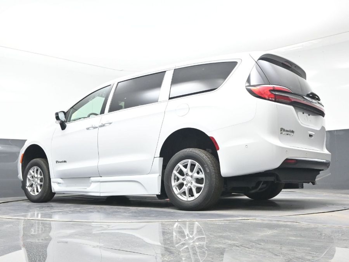 White Chrysler Pacifica image number 20