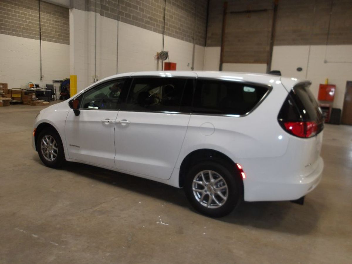 White Chrysler Voyager image number 2
